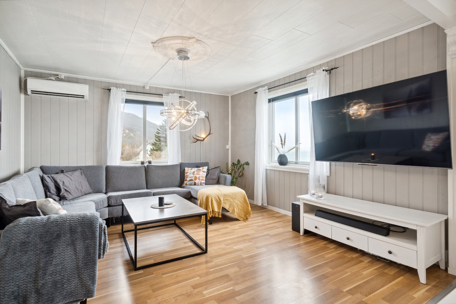 Stuen har fine lyse overflater og vinduene gir lar deg nyte den flotte utsikten Galleribilde