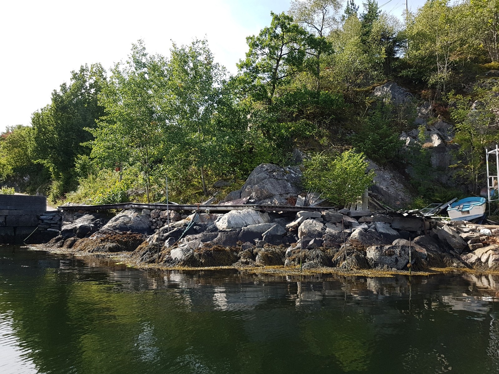 Nauttomten ligger like til høyre for blå båt. Galleribilde