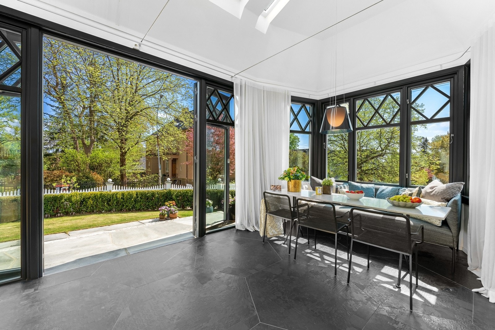 Havestuen er spesielt flott innredet, hvor dette er et rom som nærmest visker vekk skillet mellom inne og ute Galleribilde