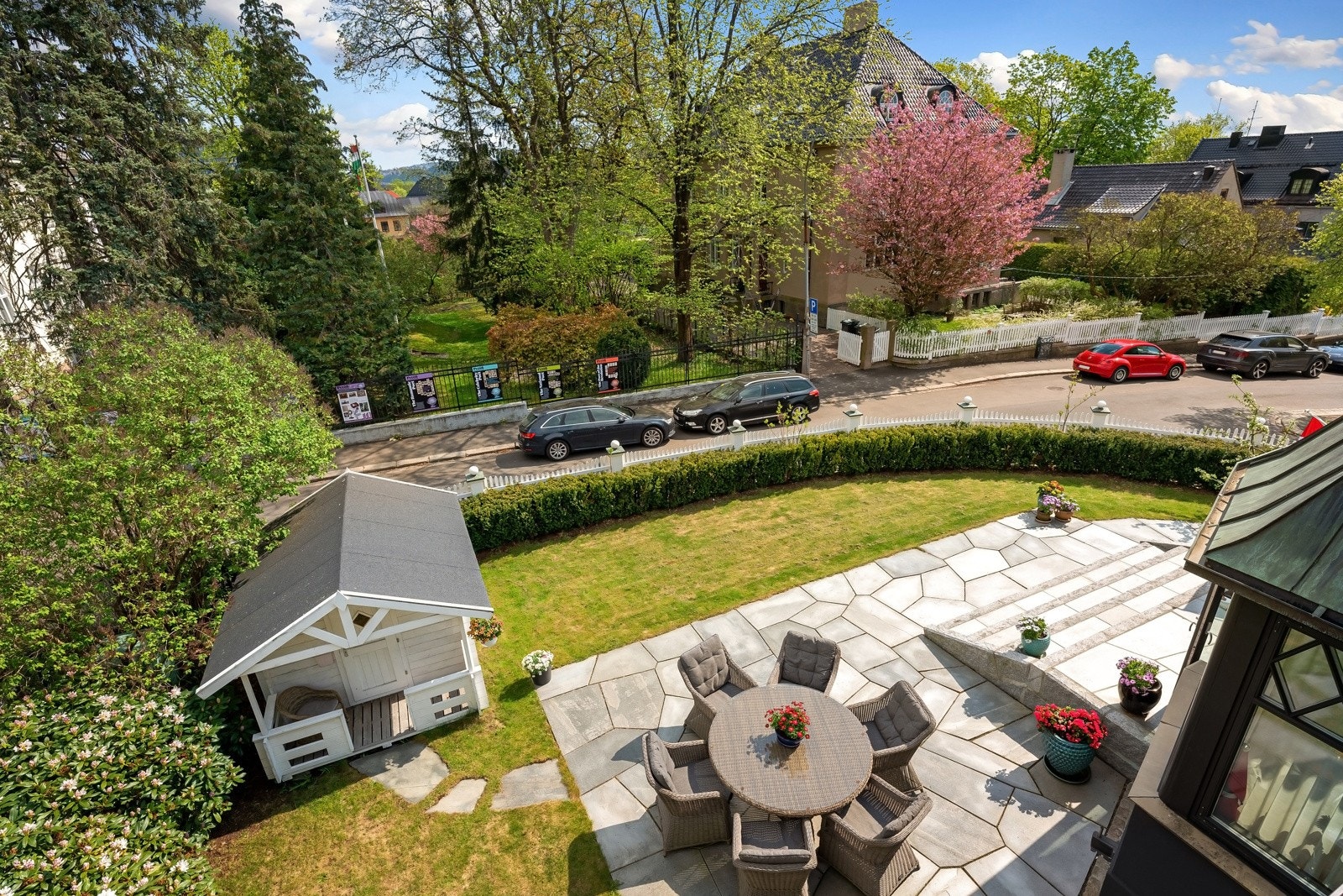 Pent utsyn over egen have Galleribilde