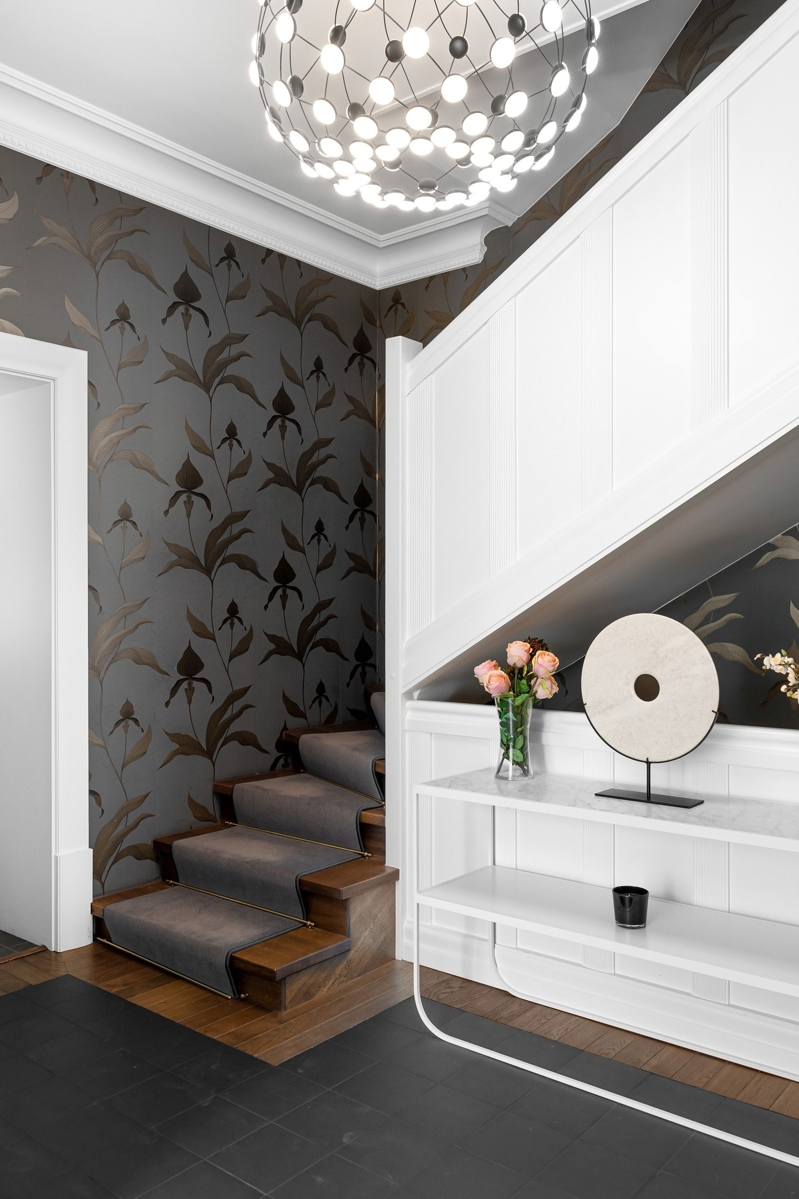 Allerede i entréen får du et godt inntrykk av hjemmets gjennomførte stil og vakre detaljer Galleribilde