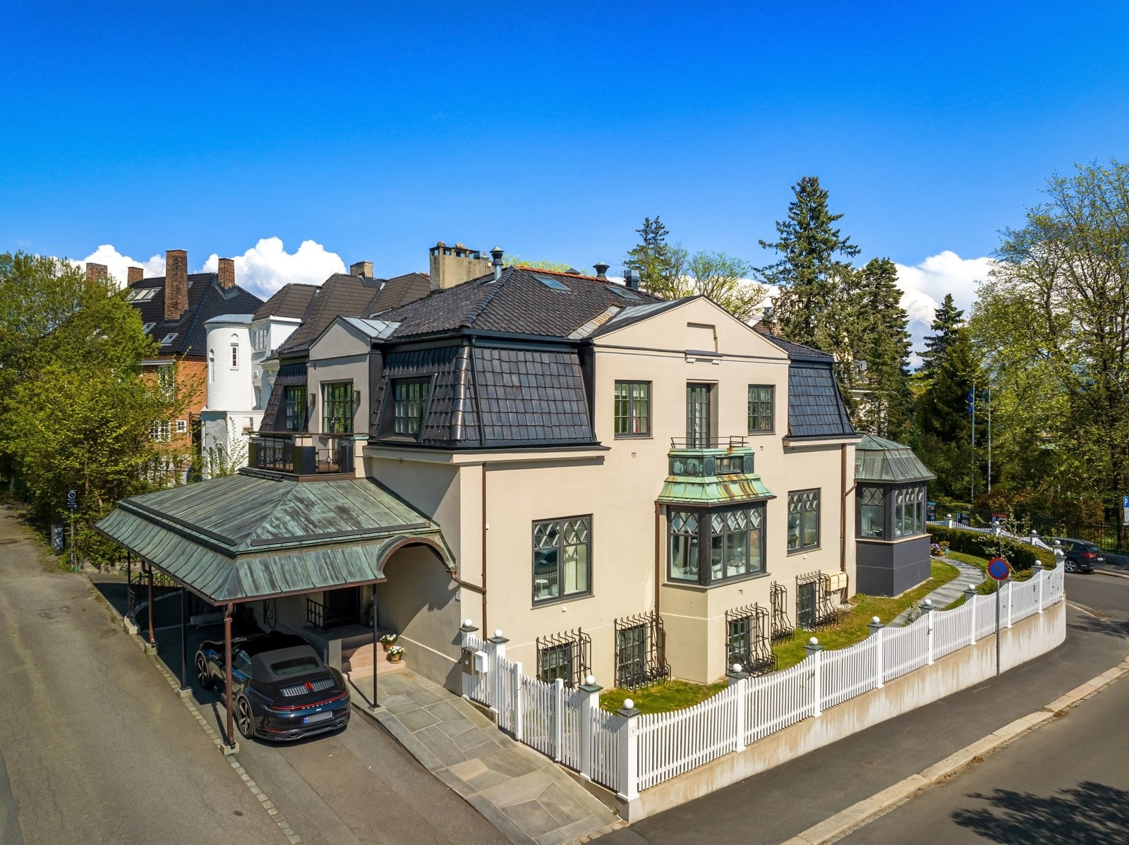 Dobbel carport (montert Tesla lader). Enkel garasje Galleribilde