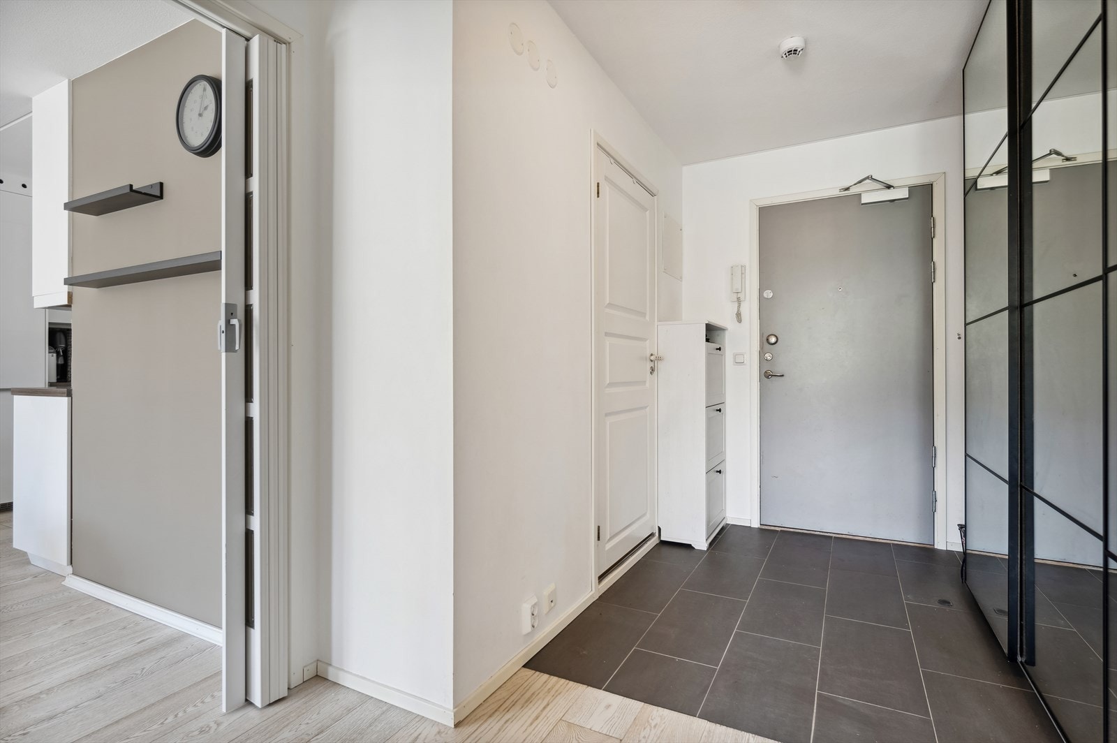 Innbydende entré med stor skyvedørsgarderobe. Her er det godt med oppbevaringsplass. Galleribilde