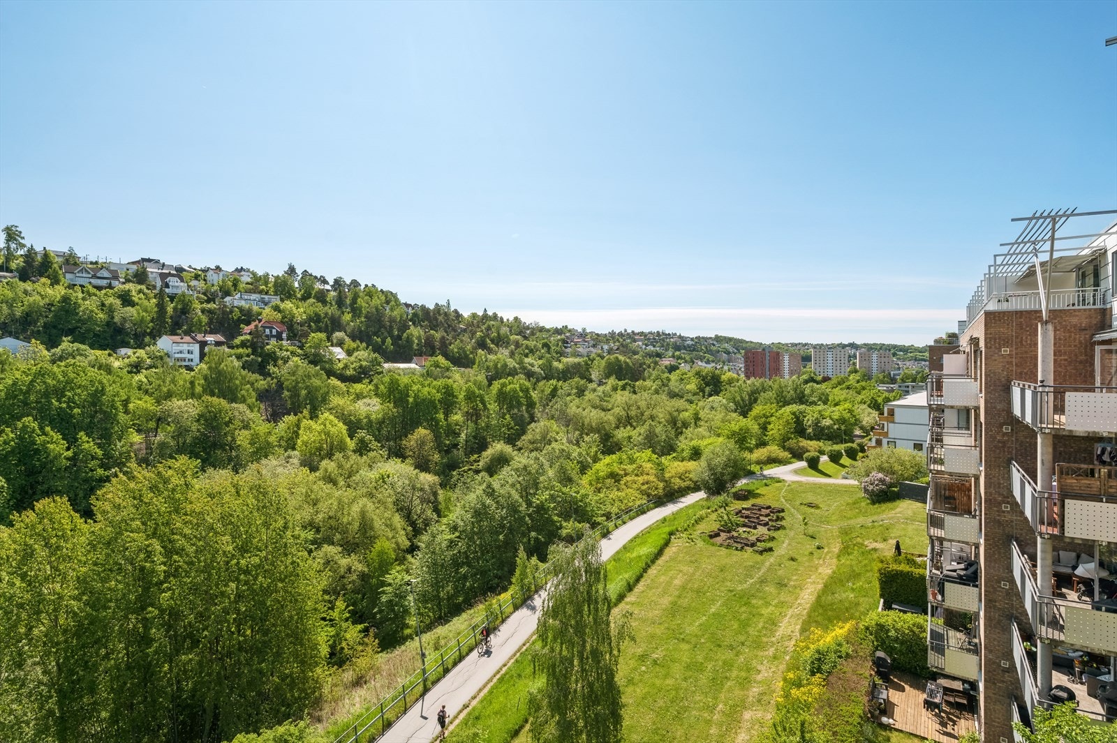 Balkongen vender ut mot store grøntområder og idylliske Alnaelva. Galleribilde