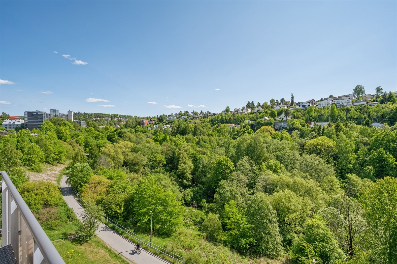 Leiligheten ligger i 6.etasje, og ligger skjermet til med en fantastisk utsikt. Galleribilde