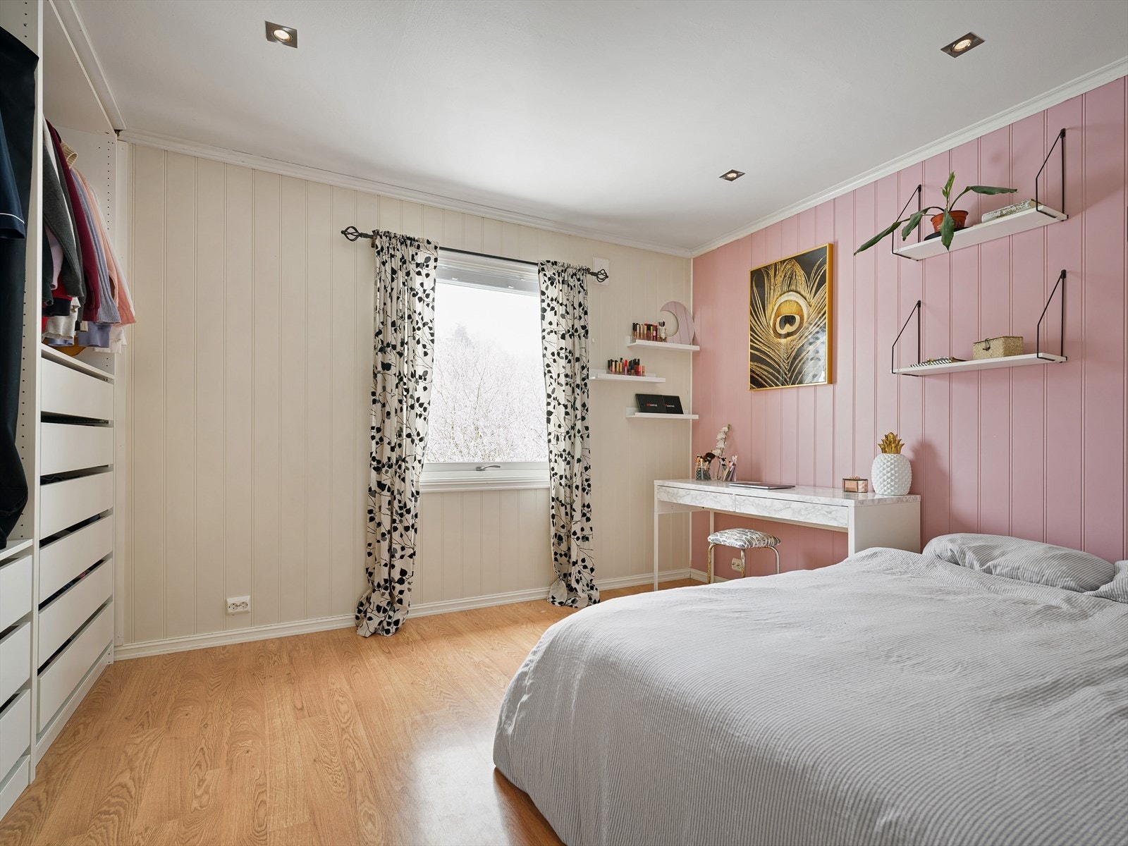 Soverom med ny garderbe Galleribilde