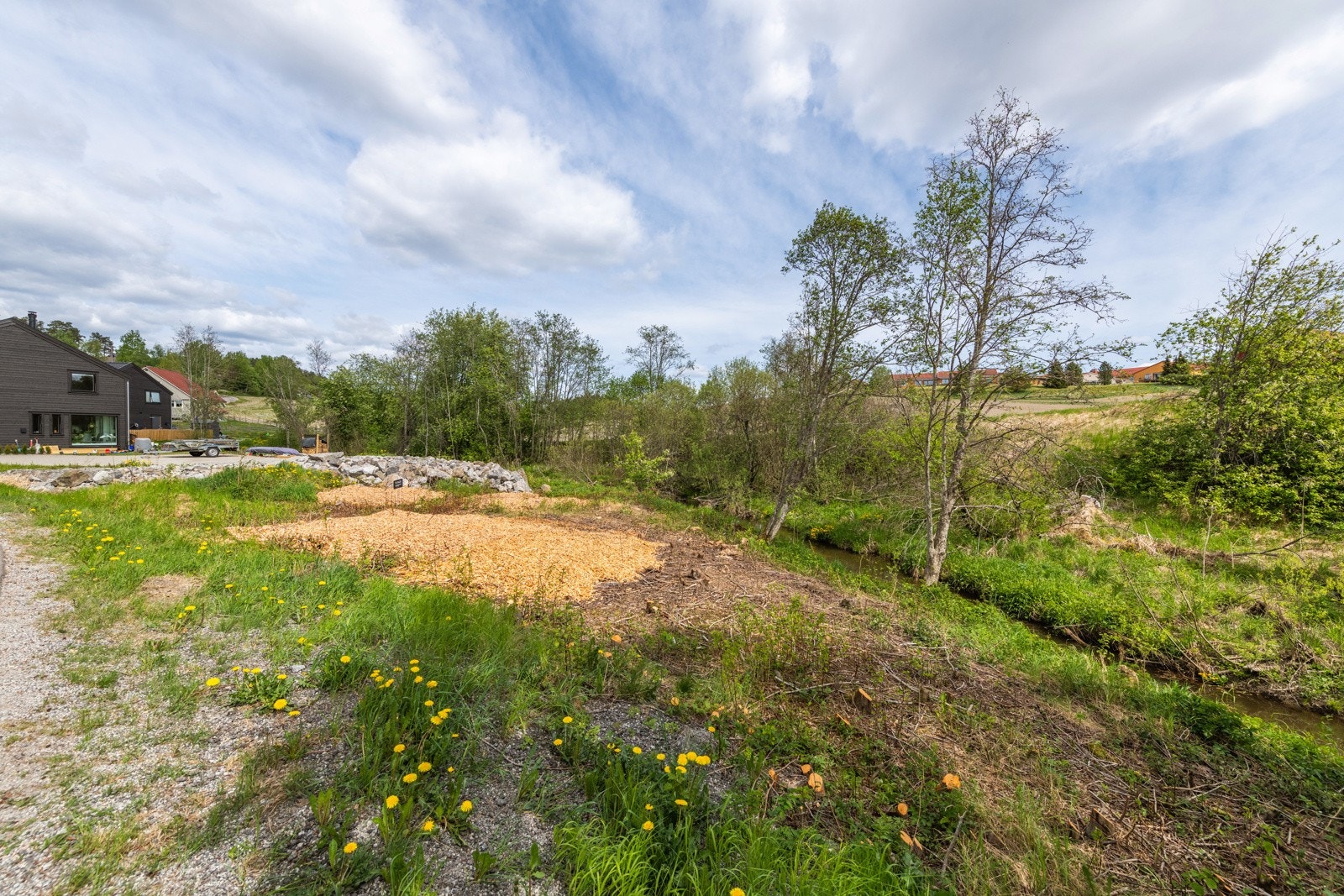 Det er fremført komplett nytt ledningsnett for vann og avløp fra offentlig ledningsnett og frem til tomtegrensen samt trekkerør for strøm og fiber. Galleribilde