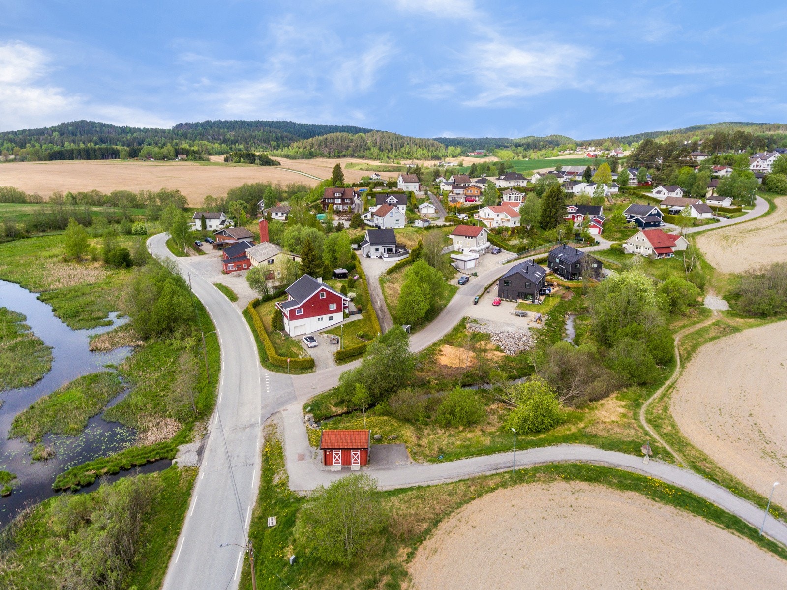 Vi i Lokalmegleren & Partners har gleden av å presentere en byggeklar boligtomt i Klokkerudåsen. Galleribilde