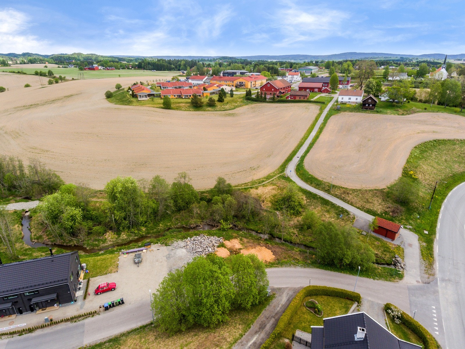 Kort gangavstand til butikk, barneskole, ungdomsskole, idrettsanlegg og off. kommunikasjon Galleribilde
