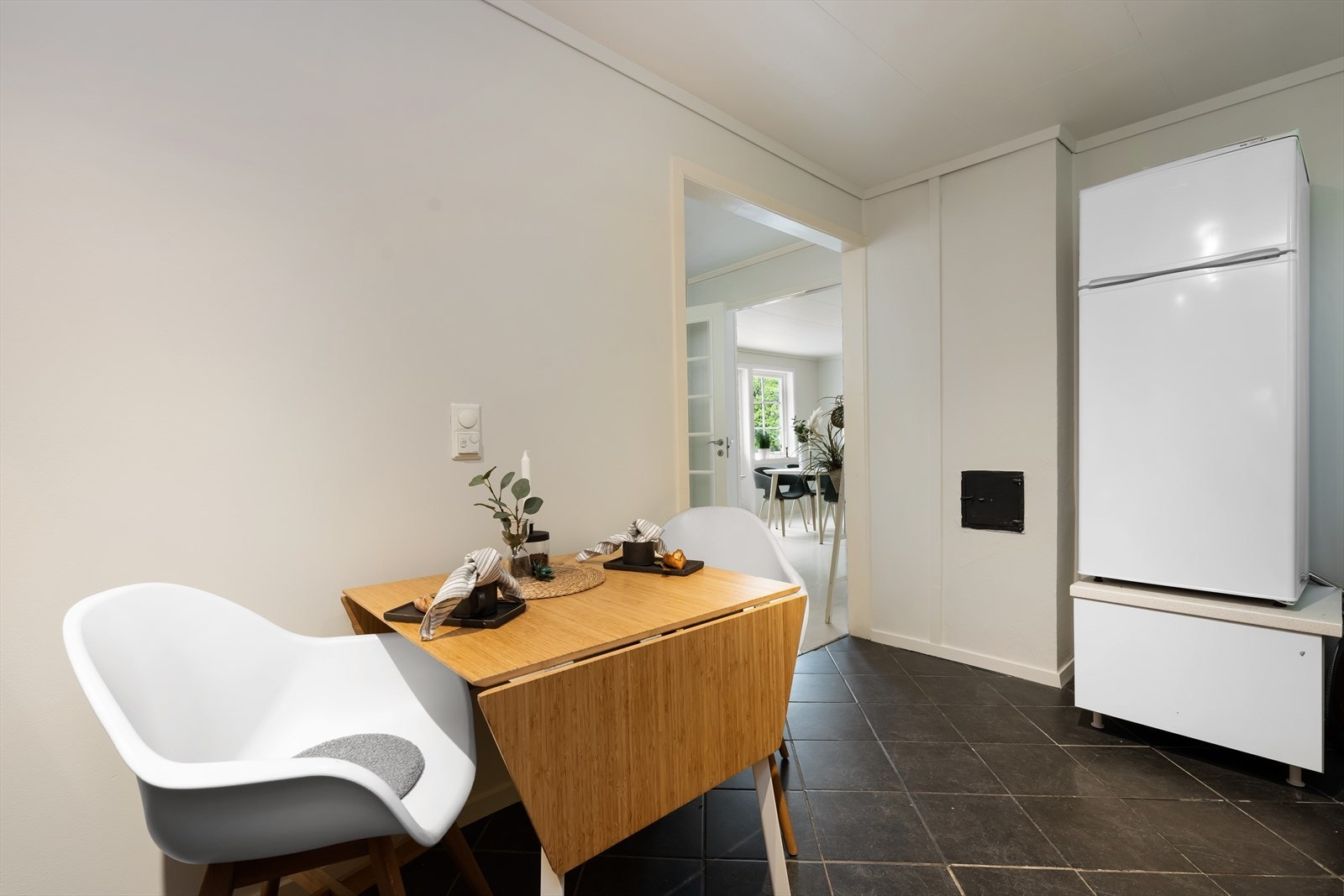 Løst kjøleskap, ellers integrerte hvitevarer Galleribilde