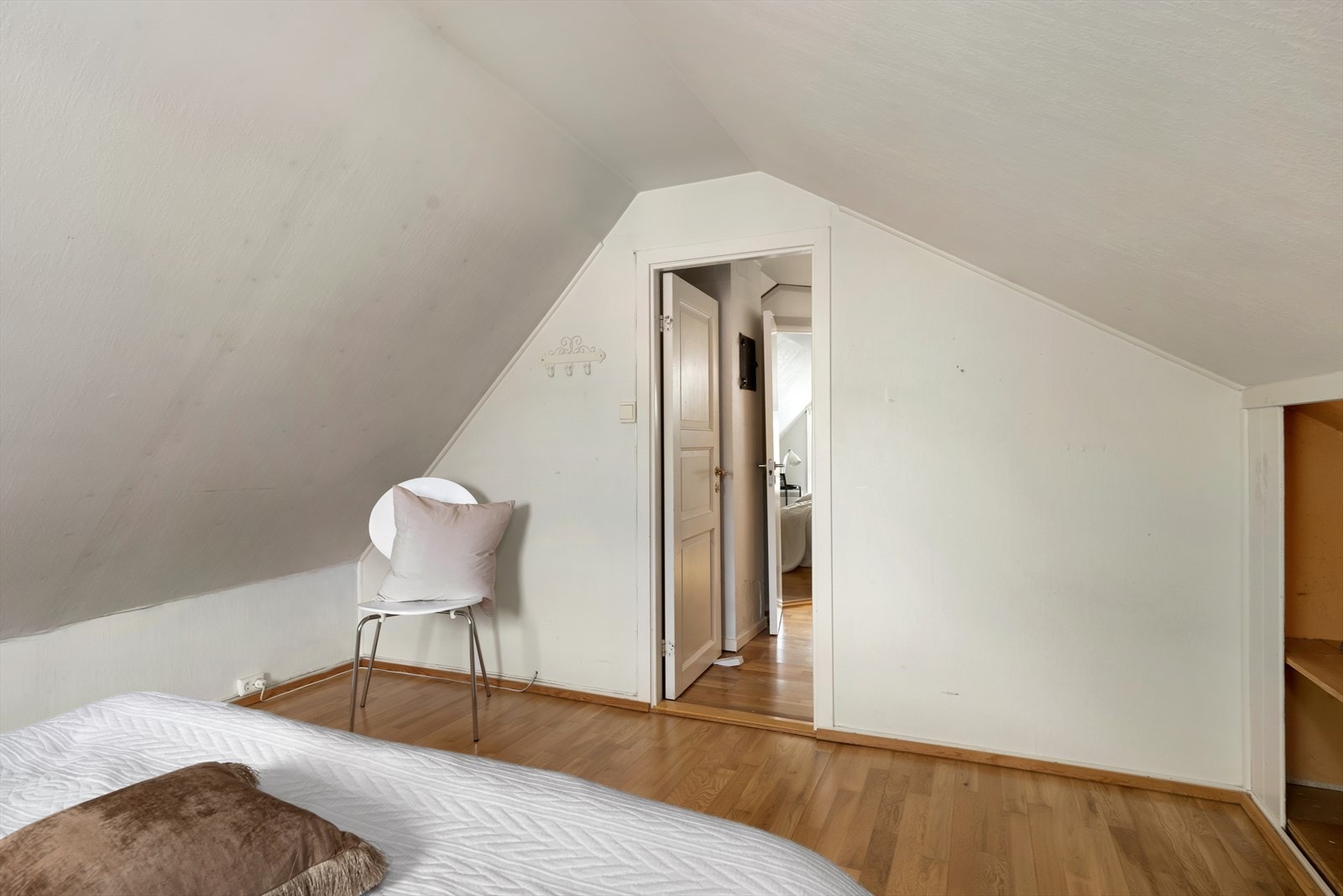 Hyller langs veggen gir rom for oppbevaring av sko og tøy Galleribilde