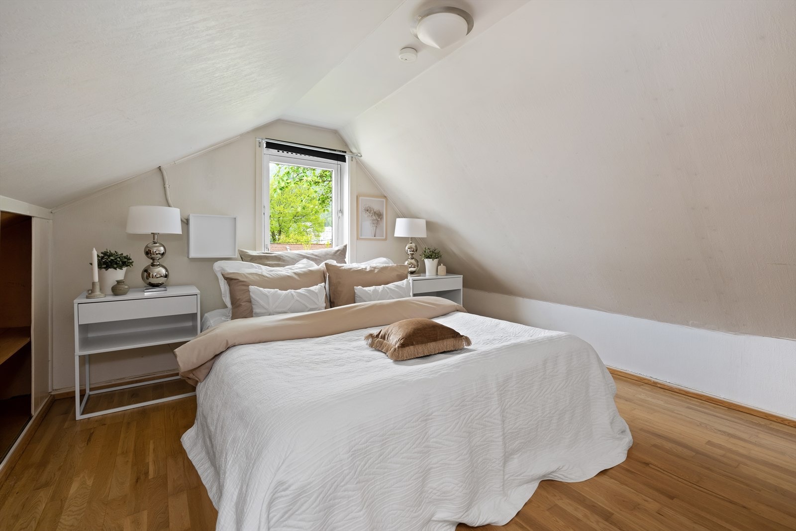 Hovedsoverommet har god plass til både dobbeltseng og nattbord Galleribilde