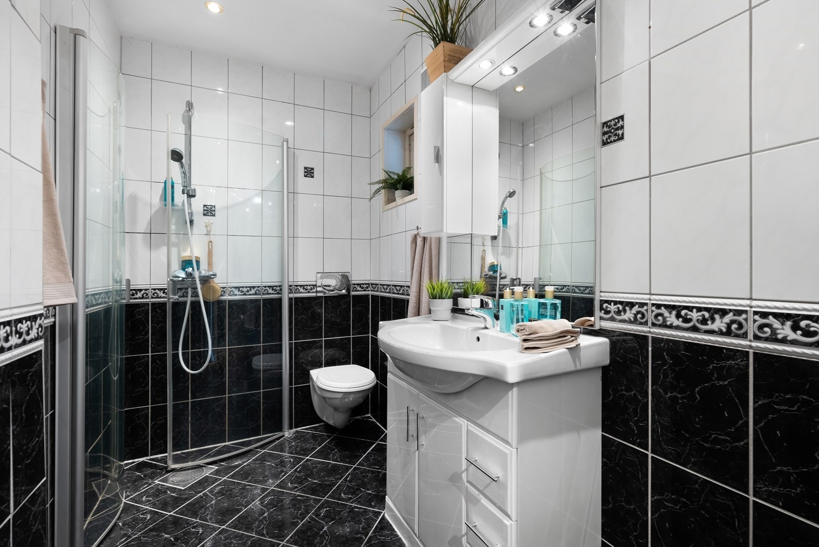 Baderommet er helfliset, med varmekabler i gulv Galleribilde