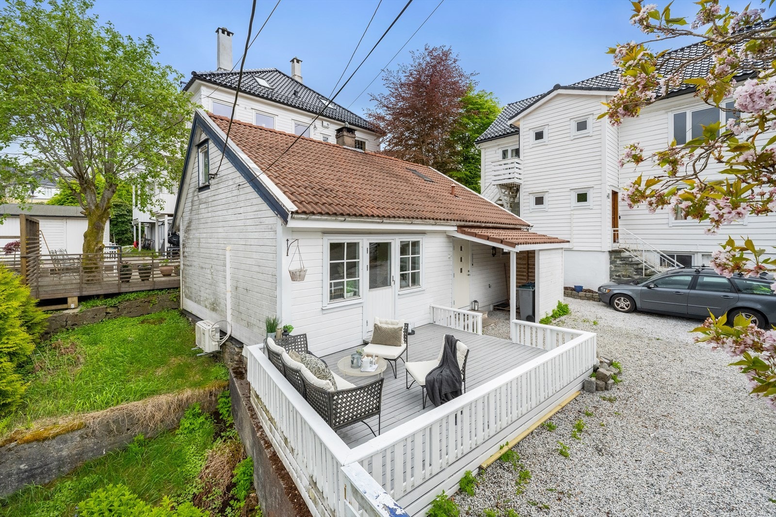 Fin terrasse, med plass til både grill og utemøbler Galleribilde