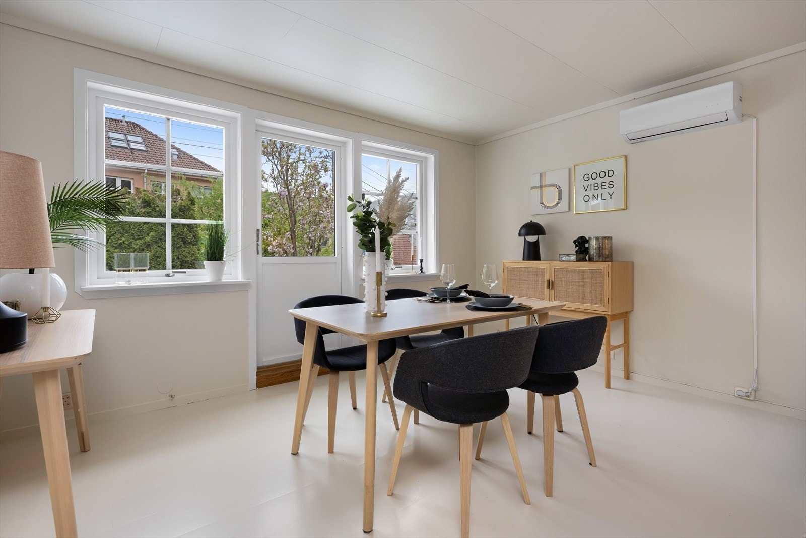 Her er det god plass til spisegruppe. Fra stuen er det direkte utgang til terrasse. Her er det også varmepumpe. Galleribilde