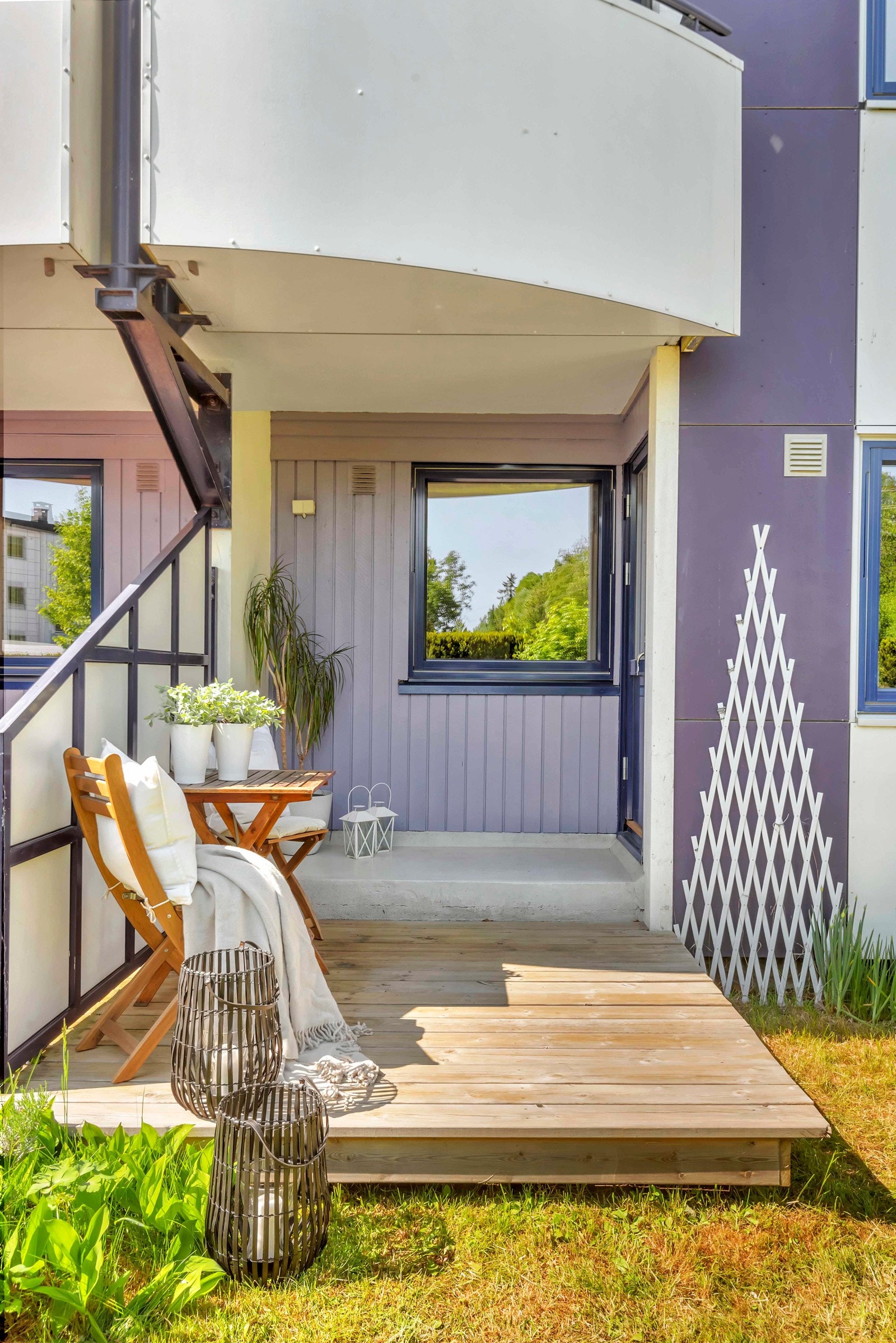 Fra stuen er det utgang til en fin terrasse på ca 6 m2 og en koselig hageflekk Galleribilde