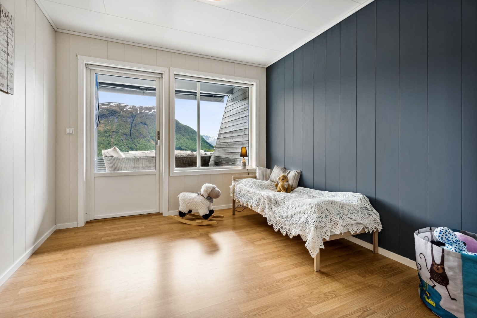 Eit av soveroma har utgang til stor fin terrasse med flott utsikt. Galleribilde