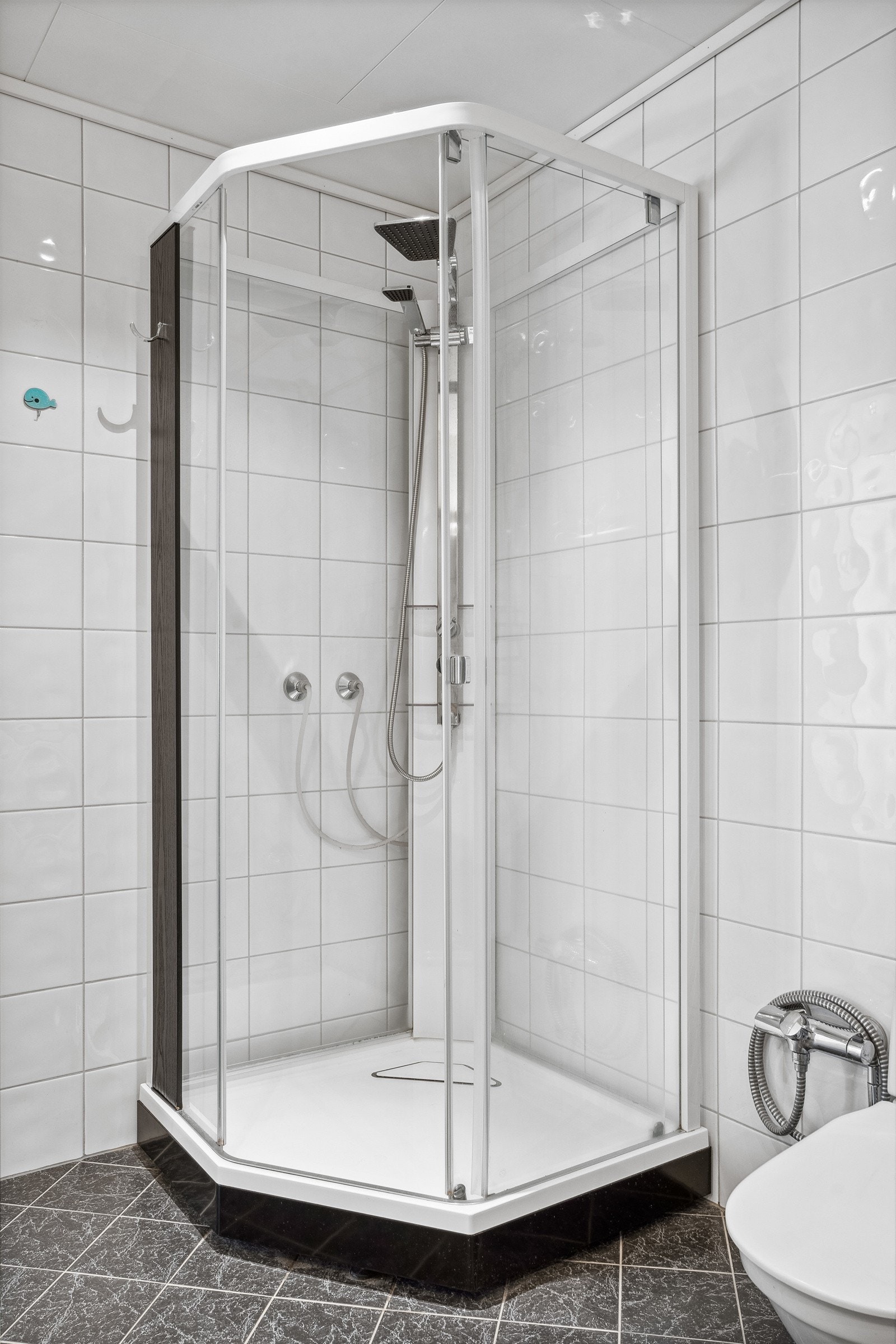 Badet har både dusj og badekar. Galleribilde