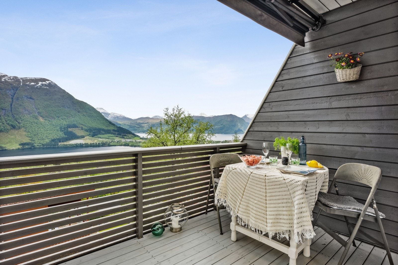 Verandaen er delvis overbygd og har downlights, markise og levegg som lunar og skaper ei god atmosfære. Galleribilde