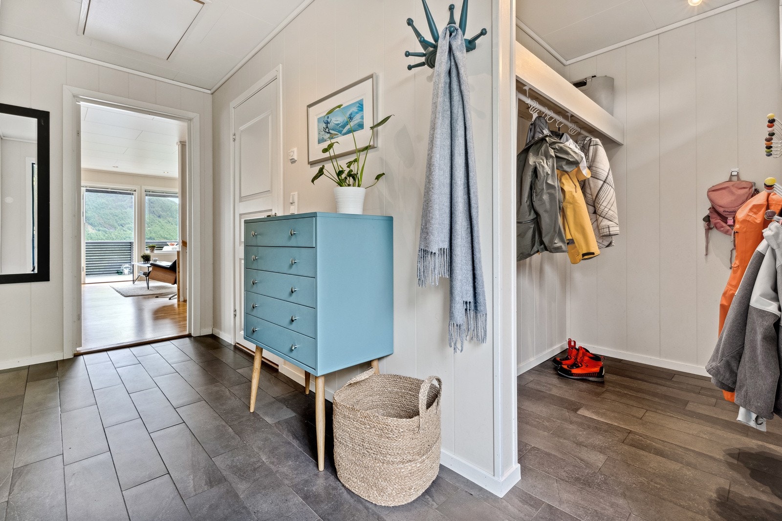 Velkomen inn! Ein hyggeleg entre med god garderobeplass gjer det lett å halde orden og system. Galleribilde