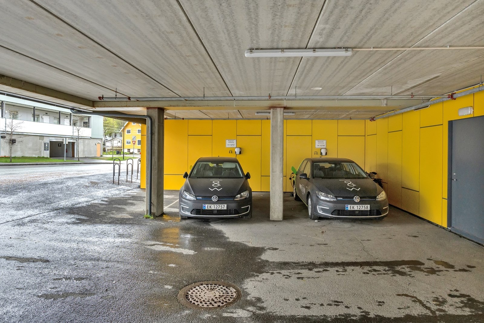Utlånsbiler som kan leies av beboerne i borettslaget. Galleribilde