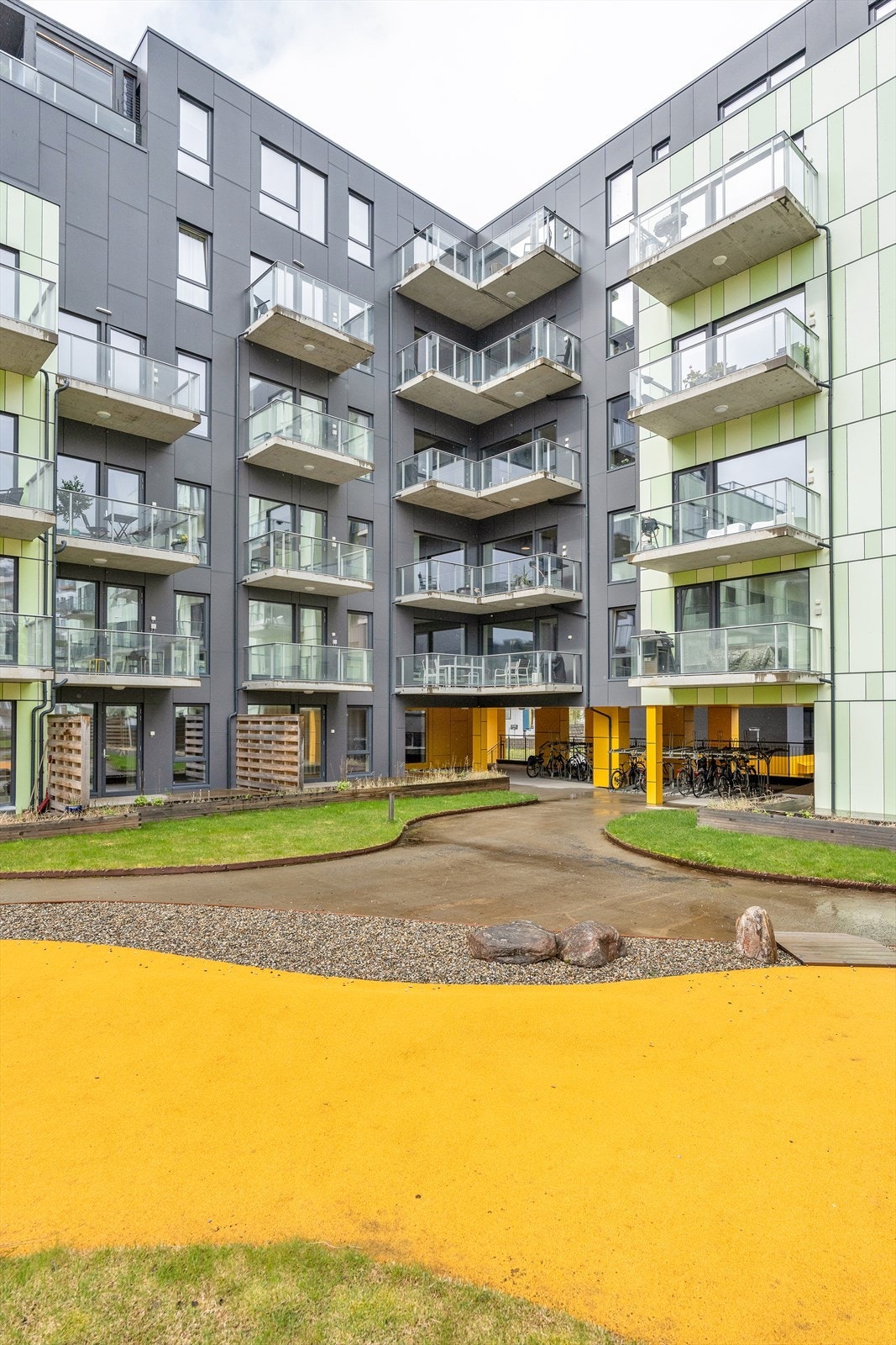 Sykkelparkering utenfor inngangspartiet. Galleribilde