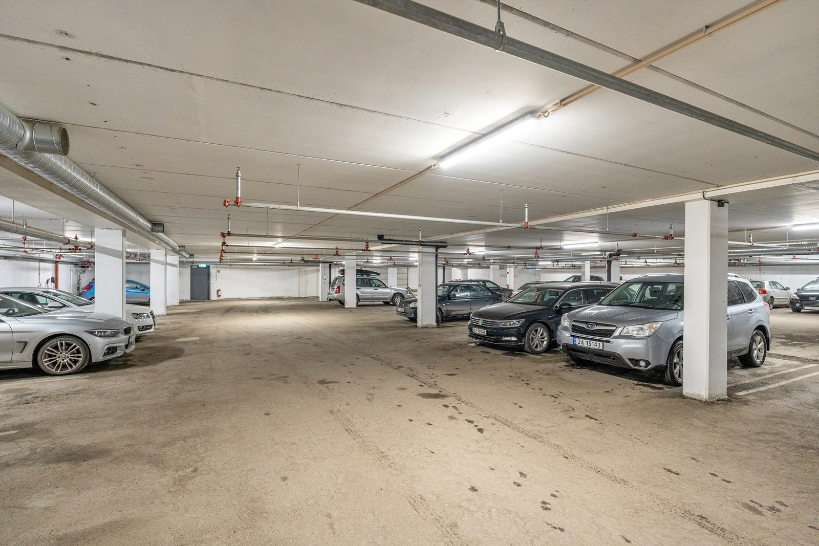 Fast parkeringsplass i felles garasjeanlegg under blokka. Galleribilde