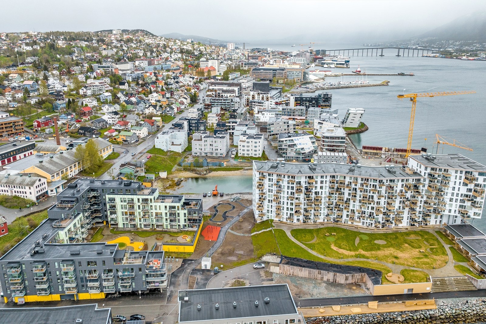 Fra boligen er det ca. 15 gange til sentrum, med gangsti som strekker seg lang hele Strandkanten. Galleribilde
