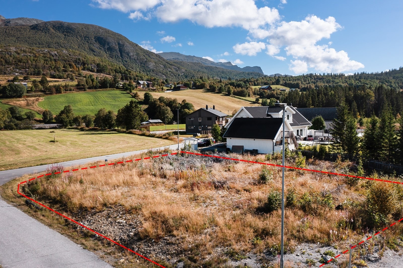 Tomten er relativt flat og det er lite beplantning på tomten i dag. Galleribilde