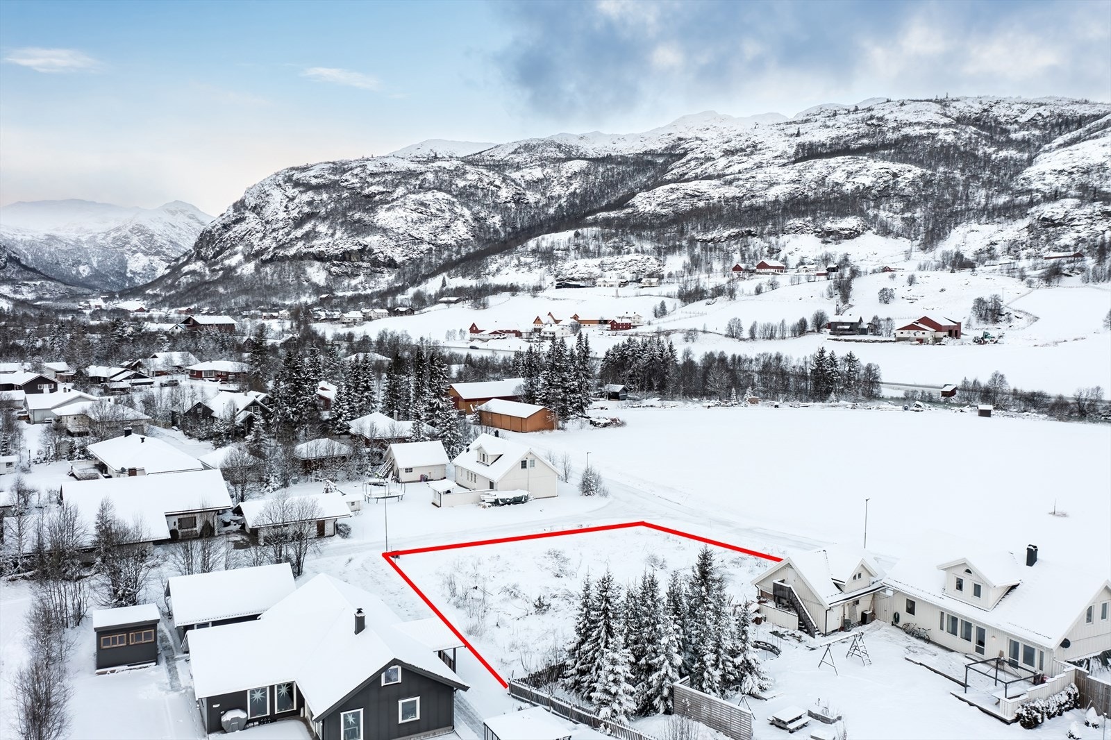 Fra Tuv har du belyst gangvei til Hemsedal skisenter og videre til sentrum. Vinterstid prepareres langrennsløypene parallelt med gangveien. Galleribilde