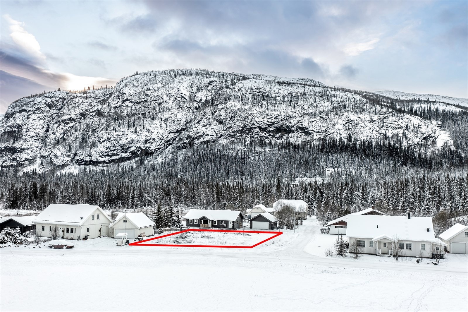 Tomten ligger i etablert og familievennlig boligfelt. Galleribilde