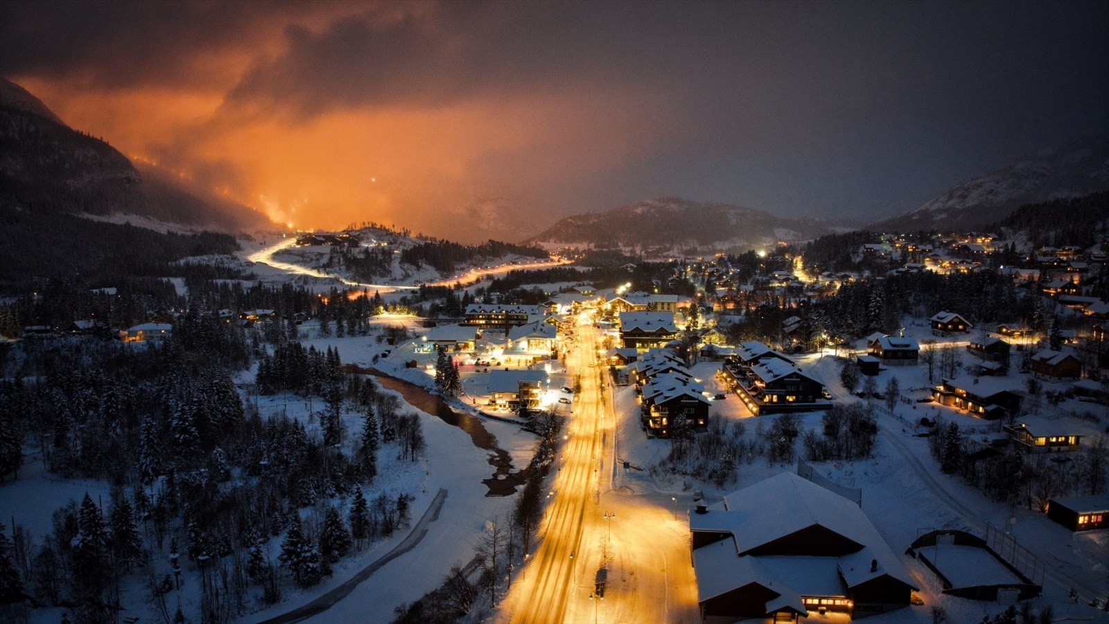 Hemsedal er en levende fjellbygd året rundt. Hemsedal sentrum beriker hverdagen med mange flotte fasilitetstilbud. Galleribilde