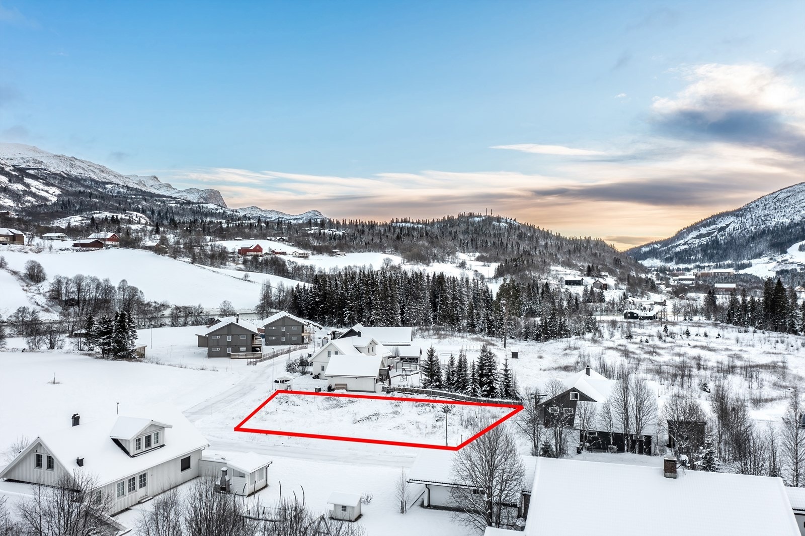 Tomten ligger åpent og med god utsikt til fjellene rundt. Gode solforhold. Galleribilde