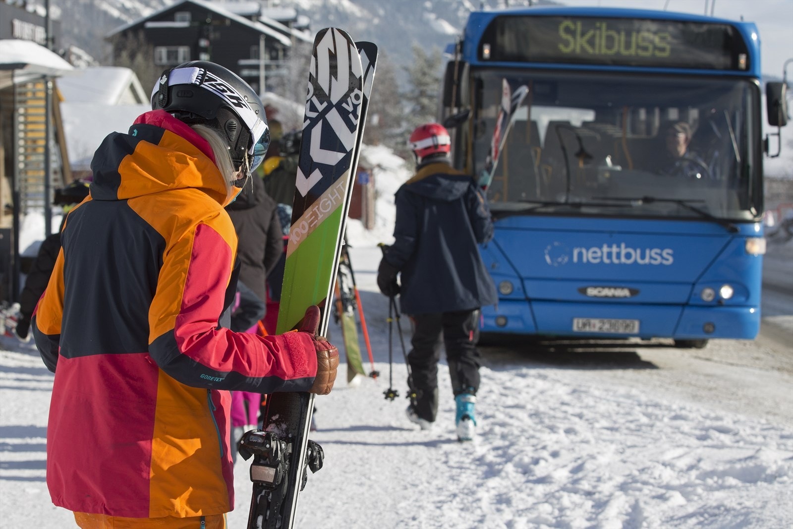 Infrastrukturen i Hemsedal er tilrettelagt for at fjellene kan nytes. Fra Tuv sentrum går skibussen opptil flere ganger daglig. Galleribilde