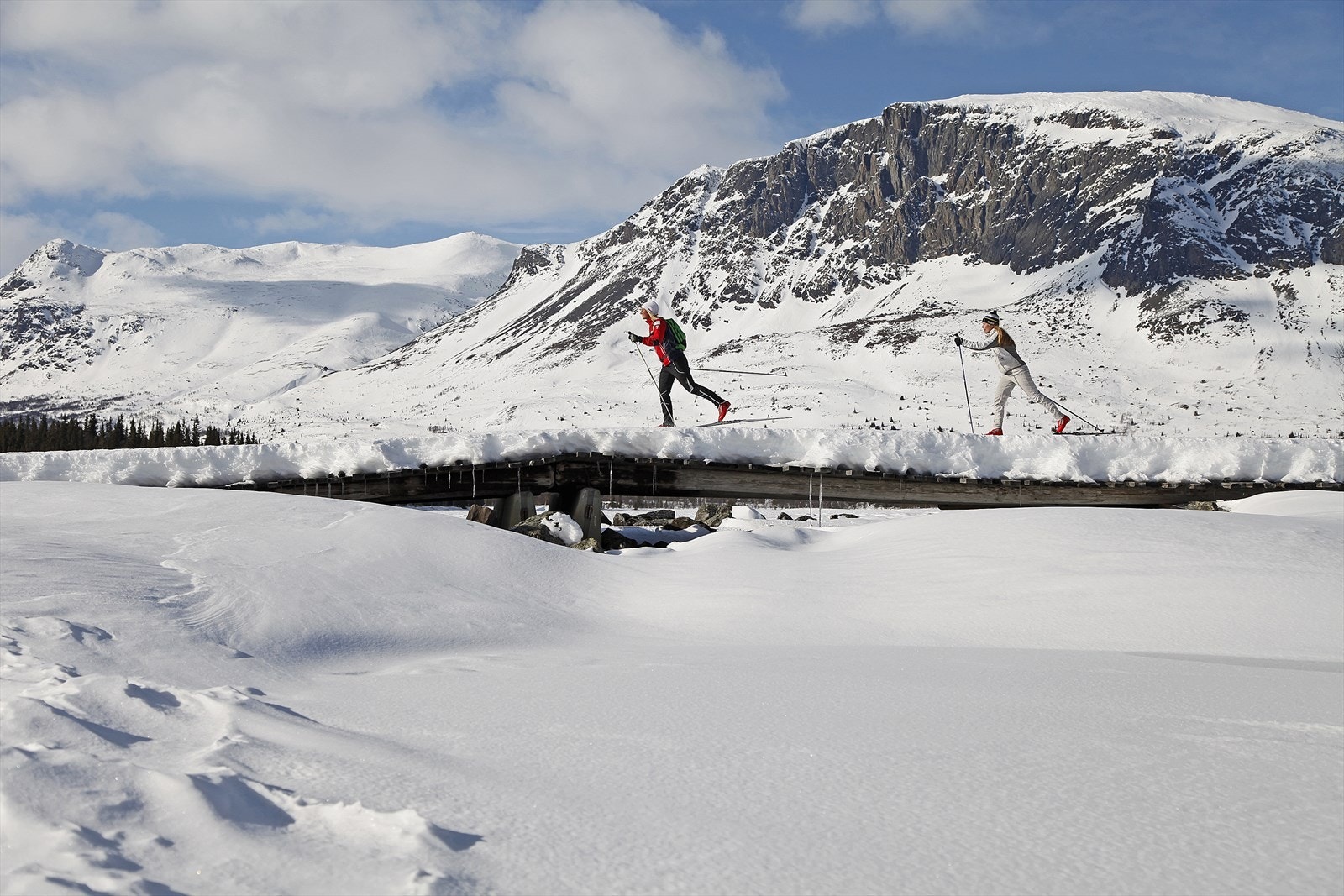 Langrennstilbudet er komplett. Fra Tuv har du preparerte langrennsløyper som tar deg innover i naturskjønne Grøndalen eller til Ulsåk videre mot Gravset skistadion. Galleribilde