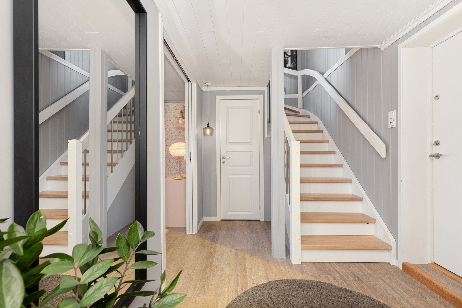 Når du følger trappen ned til kjelleren blir du møtt av en romslig gang hvor du kan sette inn hyller, møbler eller lignende for å utnytte hver kvadratmeter optimalt. Galleribilde