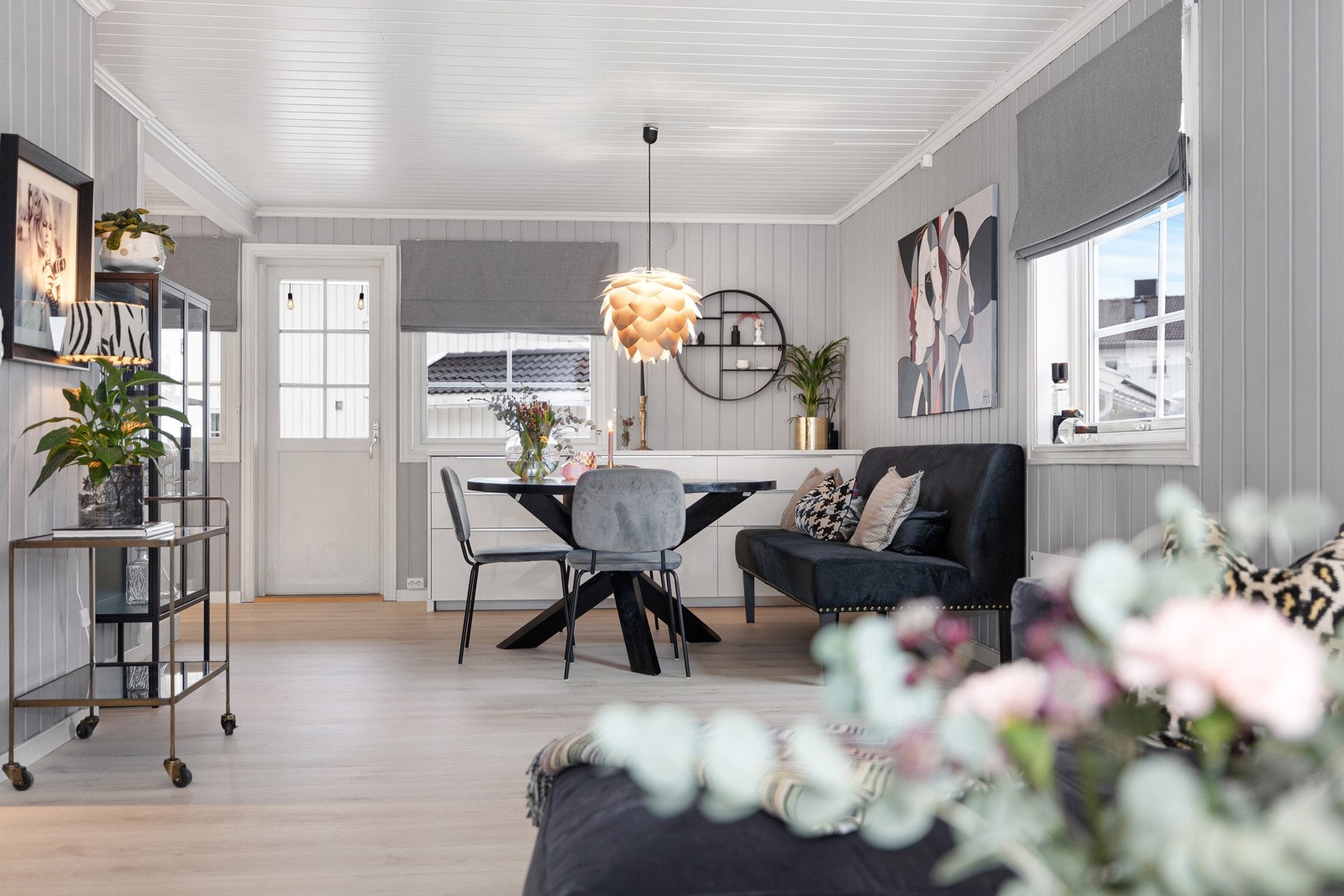 Svært godt innslipp av naturlig dagslys gjennom de store vindusflatene. Galleribilde