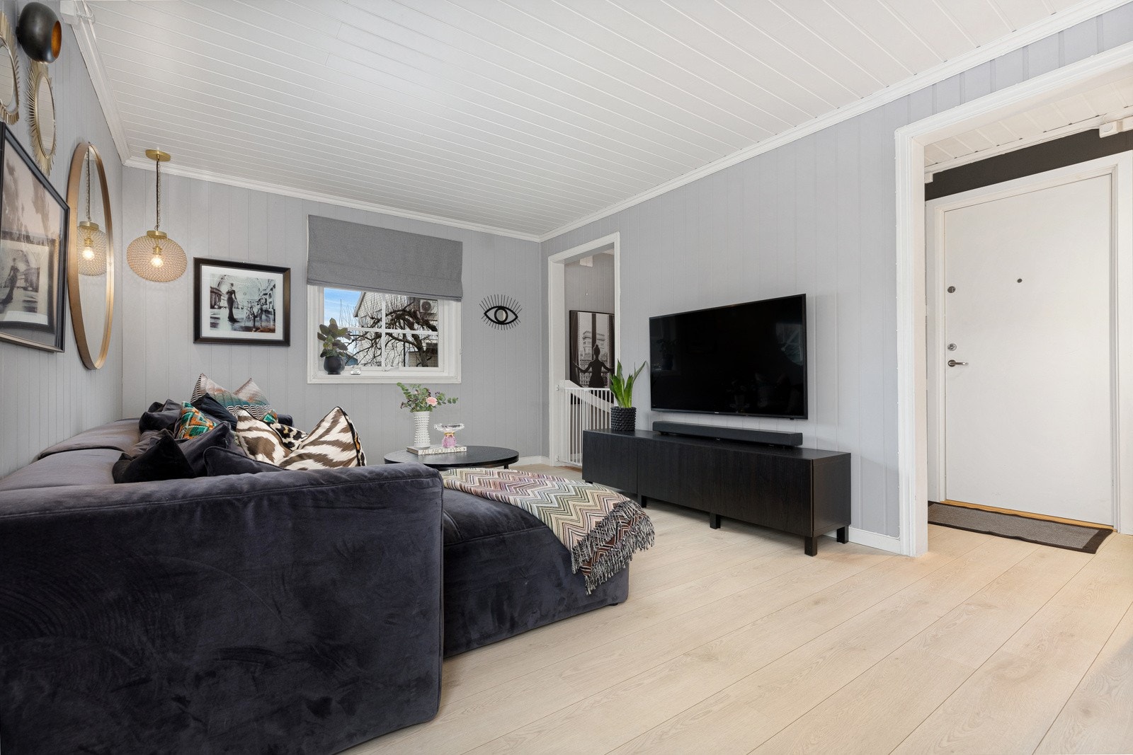 Sofagruppe med tilhørende bord og mediebenk. Galleribilde