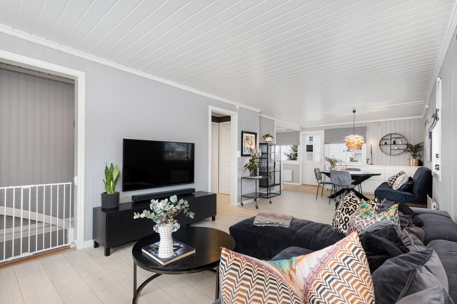 Videre fra stuen har du adgang til kjelleretasjen via en flott trapp. Galleribilde
