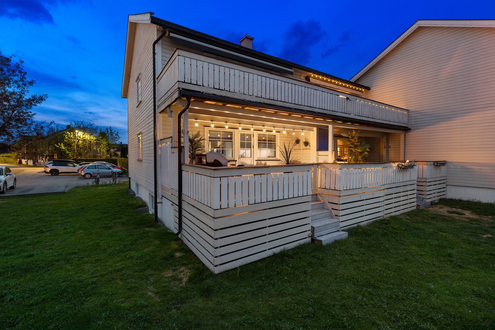 Leiligheten har 1. etasje med direkte utgang til plen via trapp på terrassen, samt kjelleretasje. Galleribilde