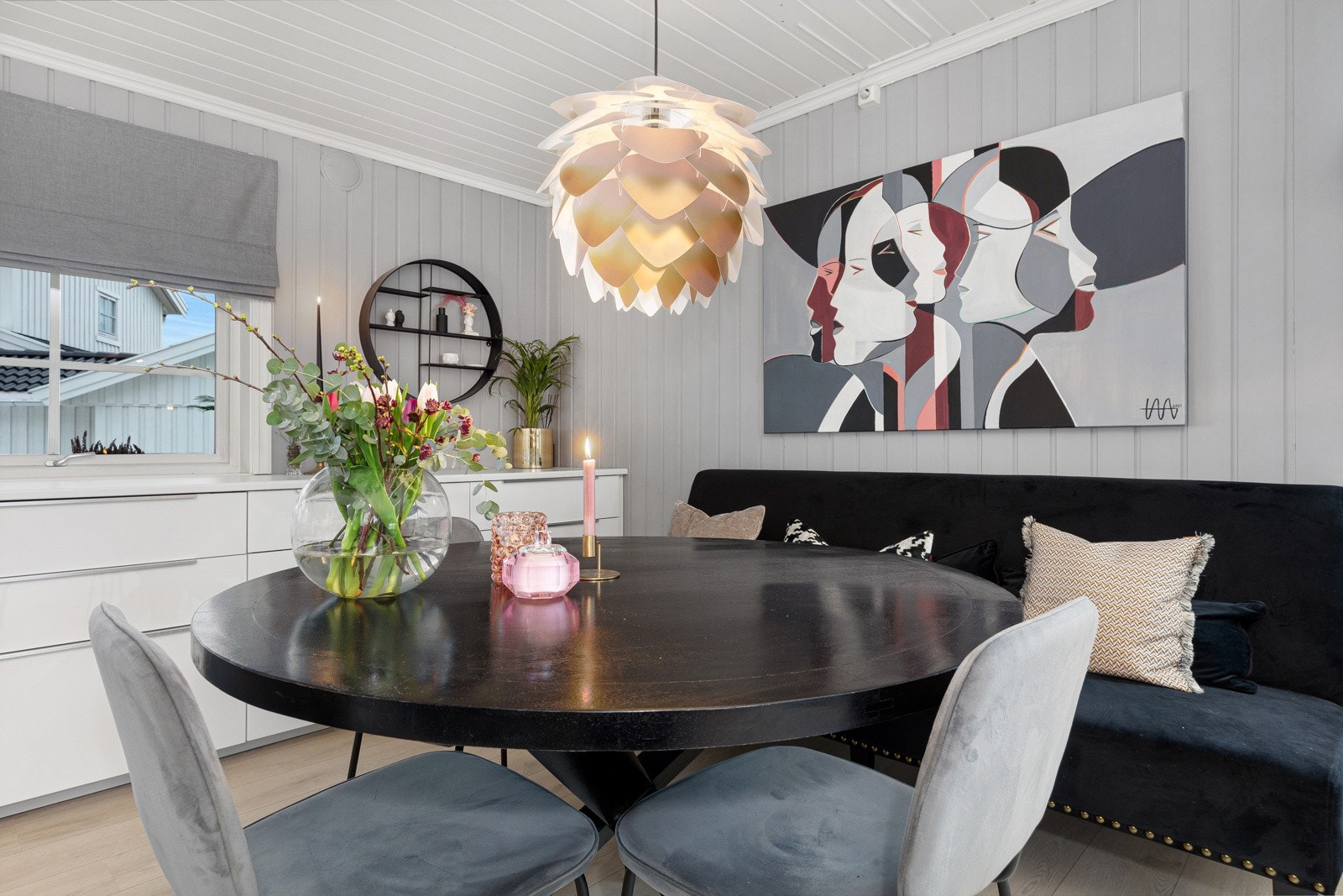 Veggene er malt i lyse toner som i kombinasjon med de gode lysforholdene skaper en luftig og romslig atmosfære. Galleribilde