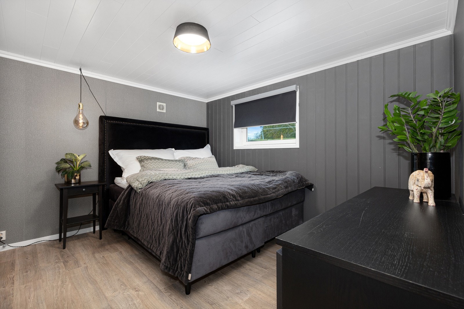 Boligen har to rom i kjelleren som benyttes som soverom. Det ene har plass til dobbeltseng med nattbord på hver side og garderobeskap. Galleribilde