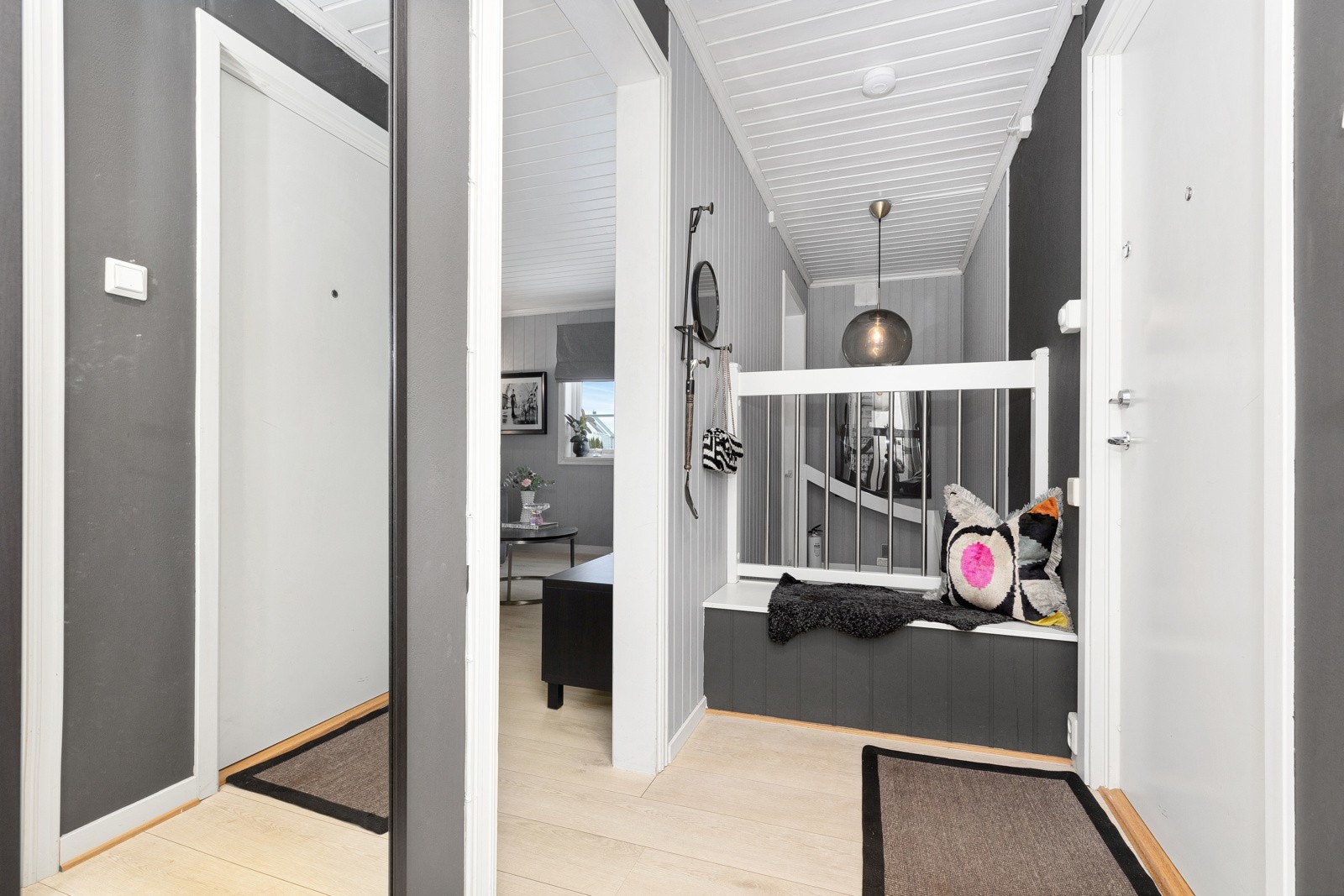 Idet du entrer boligen får du med en gang en god følelse. Her blir du tatt imot av en romslig entré med god plass til å henge fra seg yttertøy og sette fra seg sko. Galleribilde