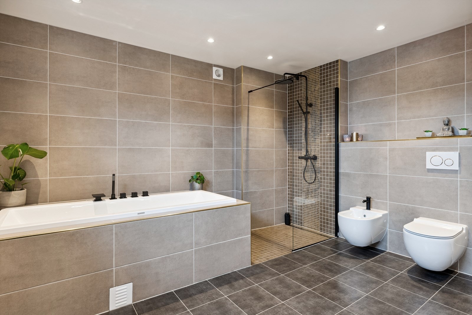 Badet i 1. etasje ble pusset opp i 2021 Galleribilde