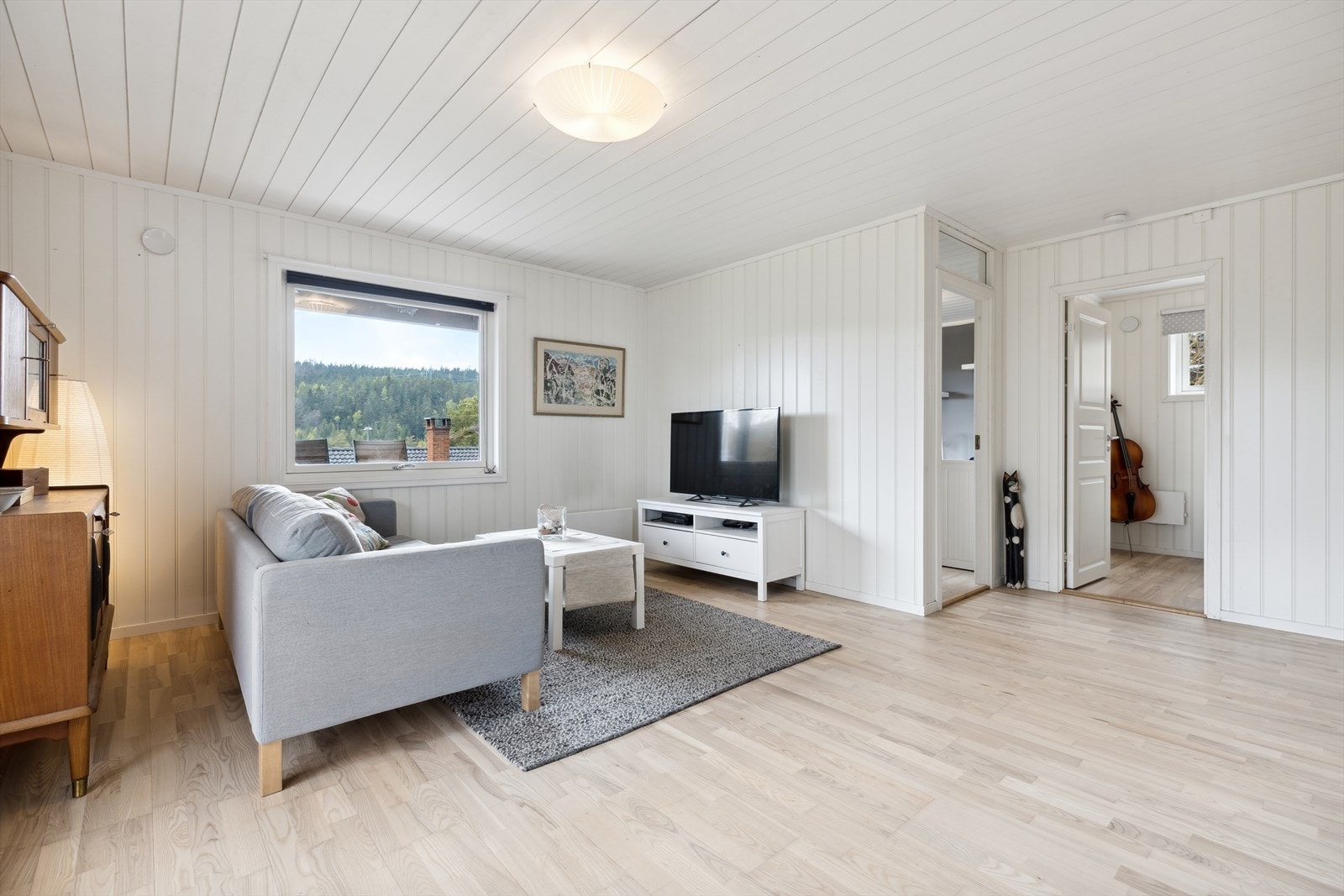 Huset har en kjærkommen kjellerstue med utgang til hagen Galleribilde