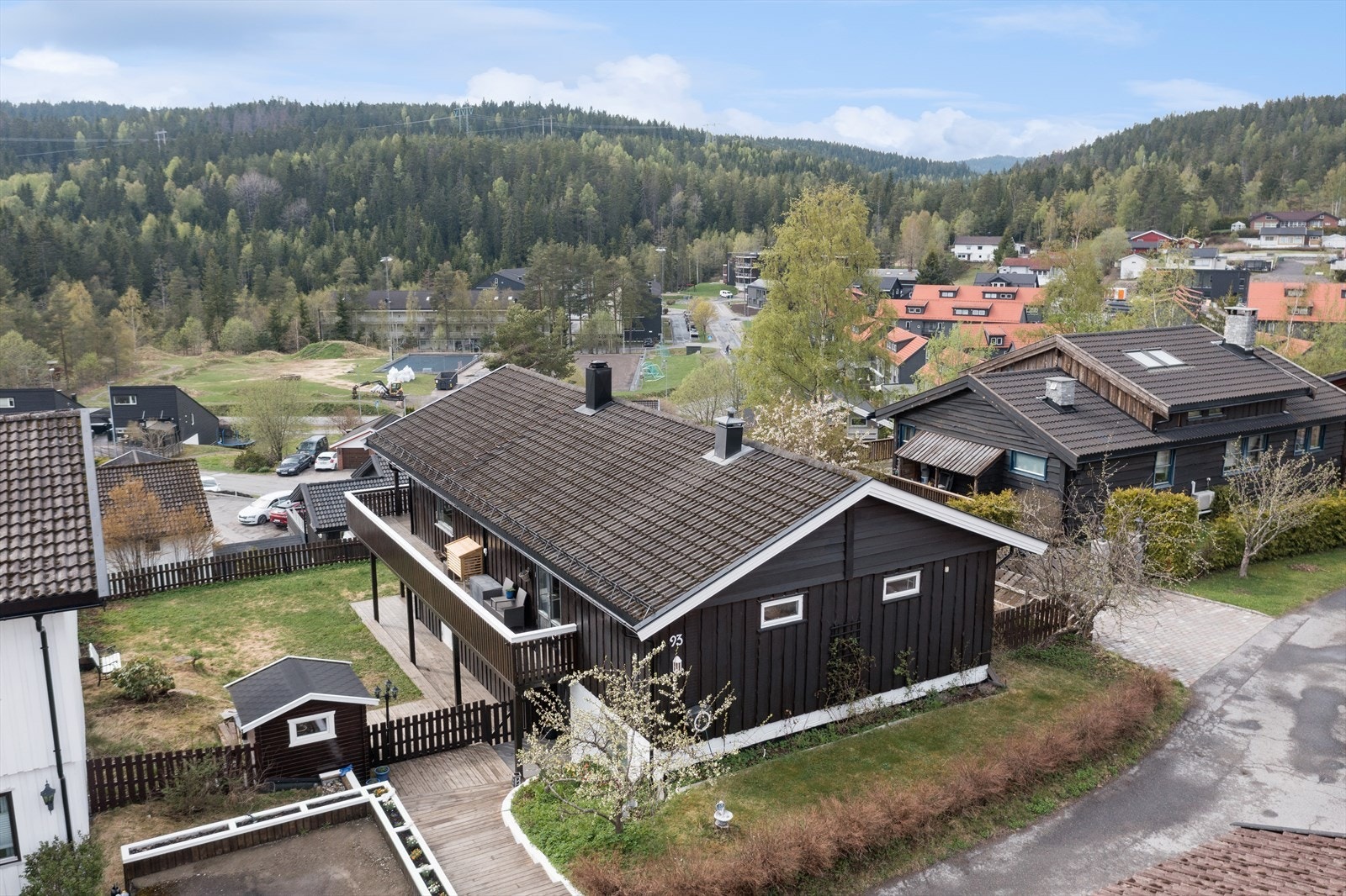 P-plass på egen tomt m/elbil-lader rett utenfor. I tillegg garasje i felles rekke Galleribilde