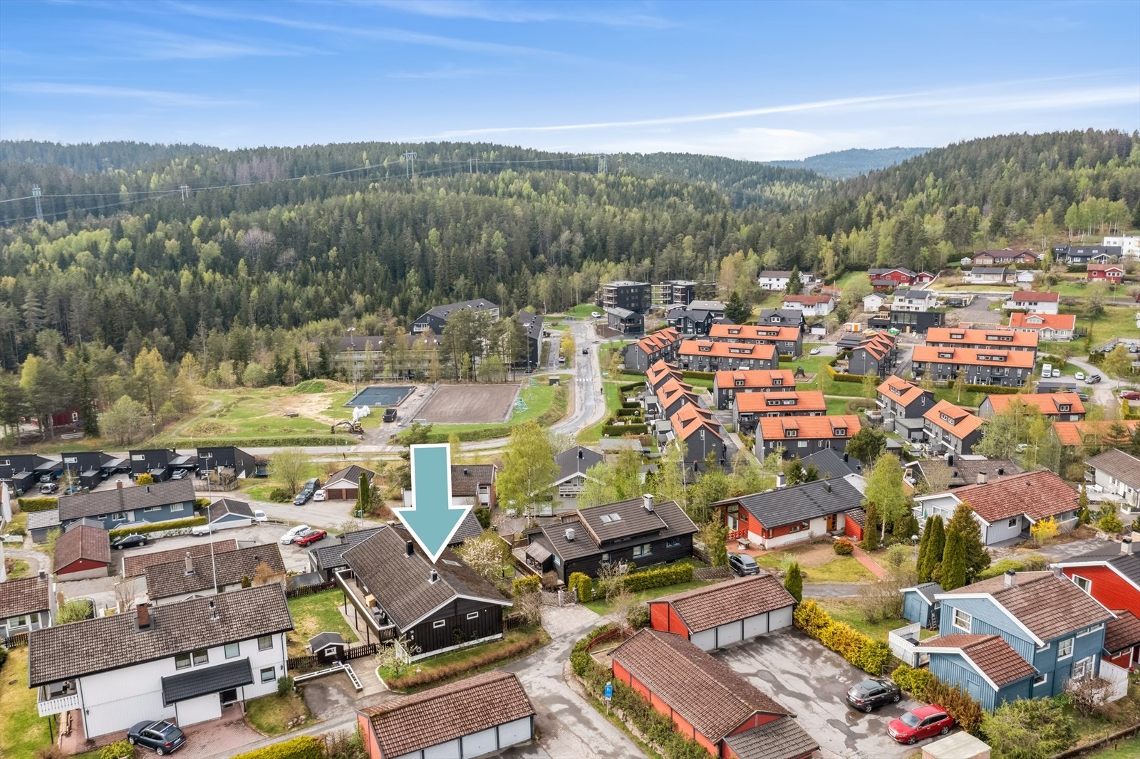 Med marka i umiddelbar nærhet har man meget gode rekreasjonsmuligheter både sommer som vinter (skiløypene starter ved fotballbanen) Galleribilde
