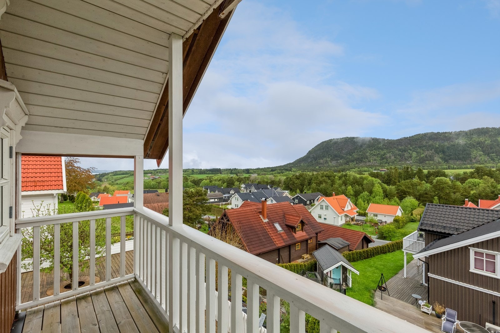 Nydelig utsikt utover Jendemshagen og Jendemsfjellet med flotte turmligheter. Galleribilde