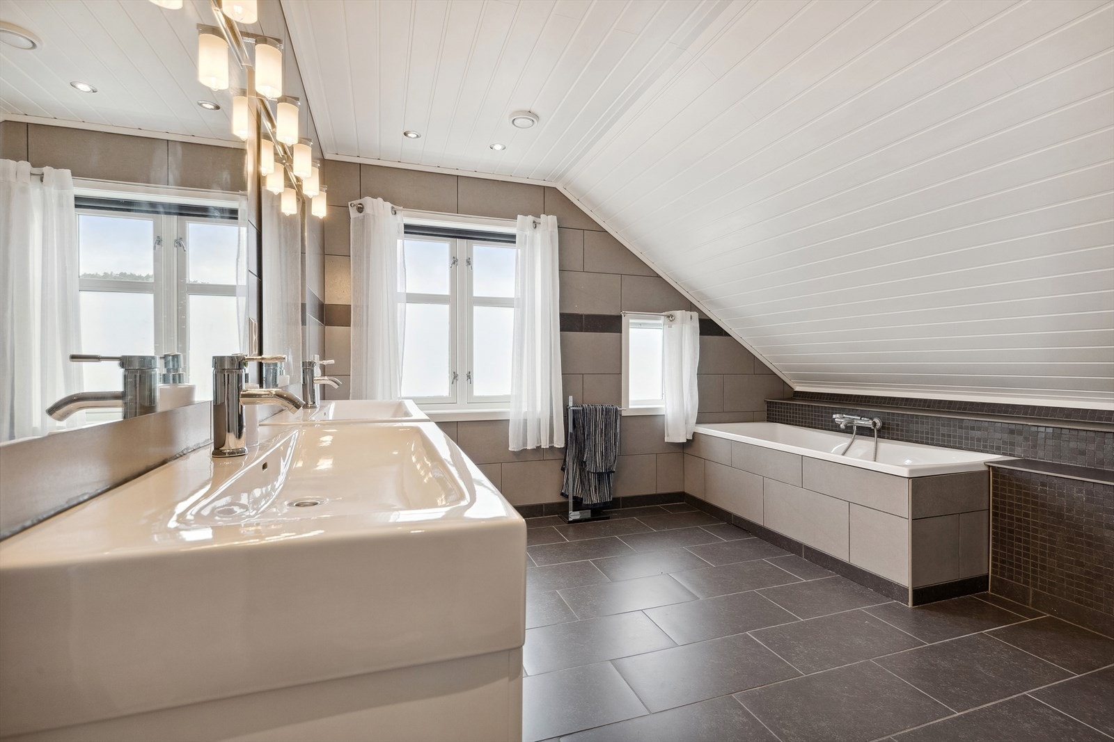 Stilrent bad med skråtak. Galleribilde