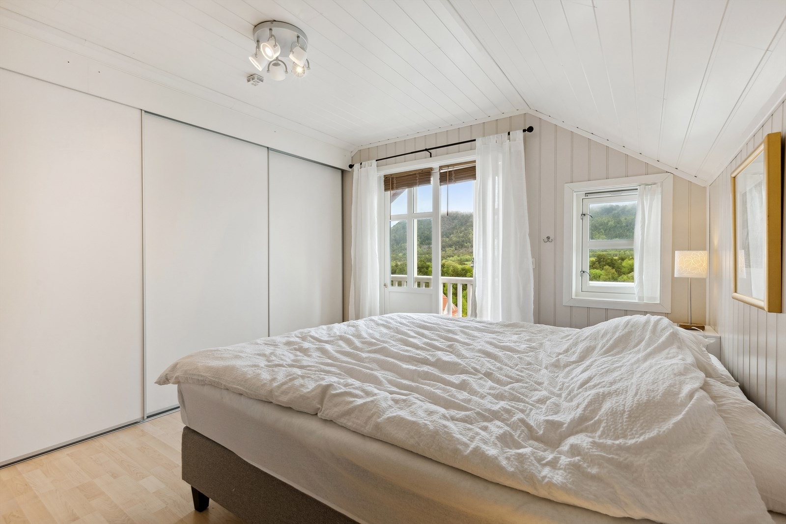 Hovedsoverom med innebygde garderobeskap. Utgang til balkong. Galleribilde